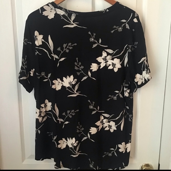 OLD NAVY: Black with white floral luxe T-shirt --Xlarge - Picture 2 of 4